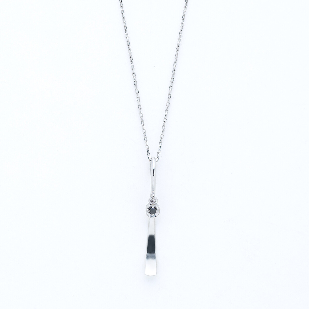【未使用】エステール K18WG ブラックダイヤ×ダイヤモンド クロスネックレス 未使用】エステール K18WG ブラックダイヤ×ダイヤモンド クロス