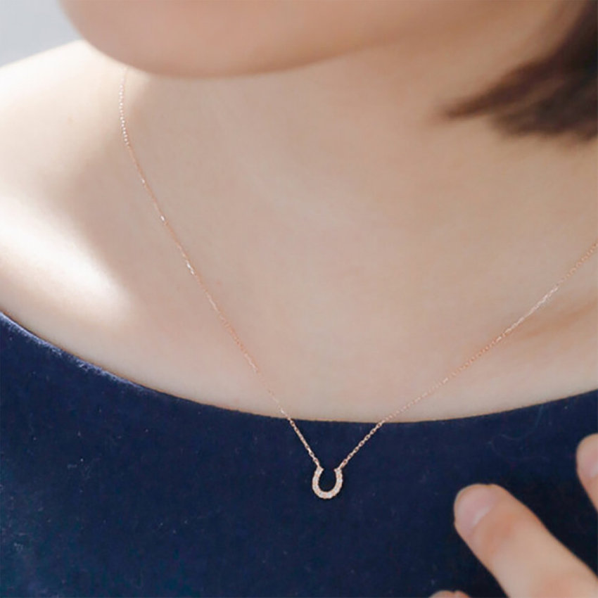 馬蹄ネックレスが持つ意味とは？幸運ジュエリーだと言われている理由をご紹介