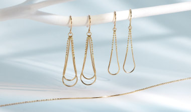 地金の煌めきで印象から大人女子へ