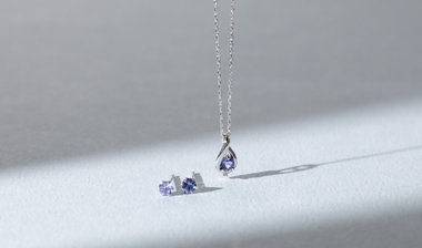 ひんやりと涼しげなブルーカラージュエリー特集