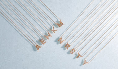 イニシャルモチーフネックレス特集｜“自分だけ”のパーソナライズジュエリー