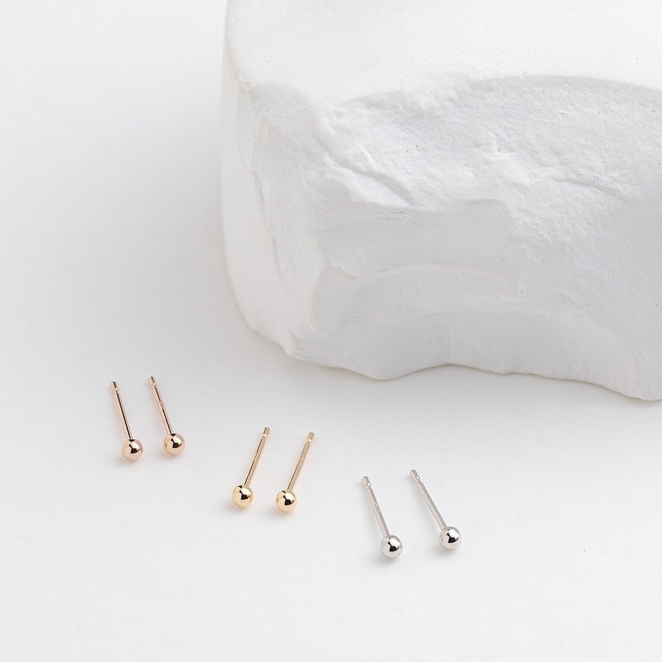 K18 丸玉ピアス（2mm）｜BLOOM（ブルーム）公式通販 | スタイリング