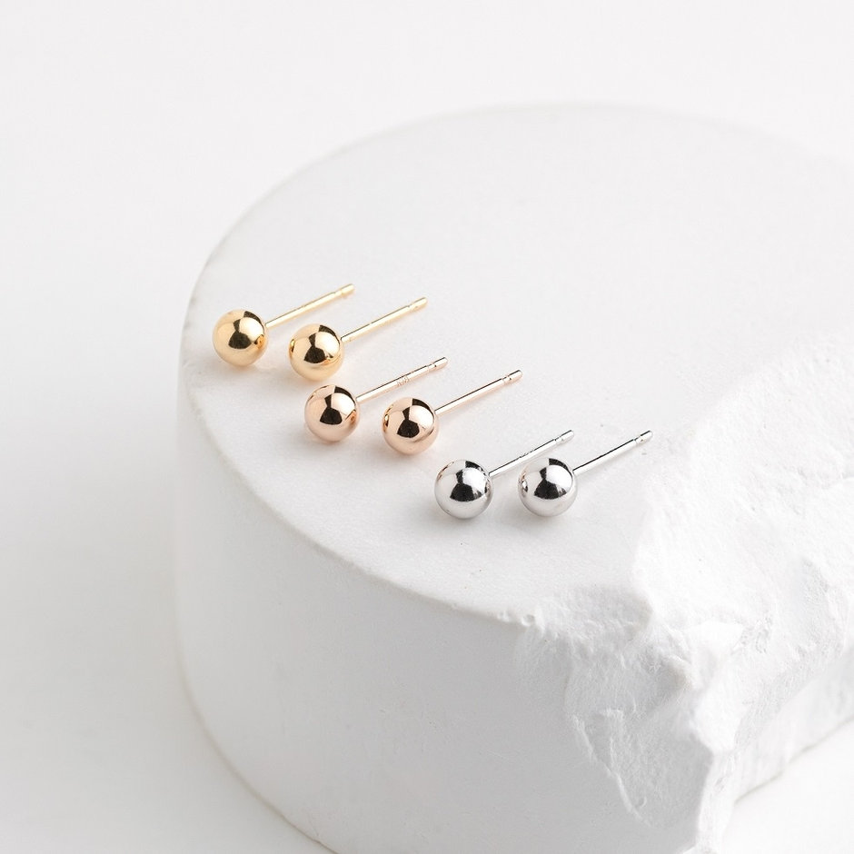 K18 丸玉ピアス（4mm）｜BLOOM（ブルーム）公式通販 | スタイリング