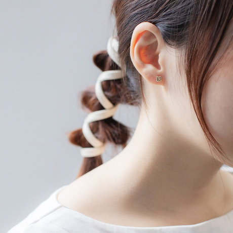 ピアスを片耳につける意味とは？男女別・位置別に解説｜BLOOM