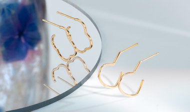 毎日のコーデに、さりげなく願いを込めて。