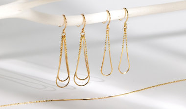 地金の煌めきが、大人女子の印象を格上げ。