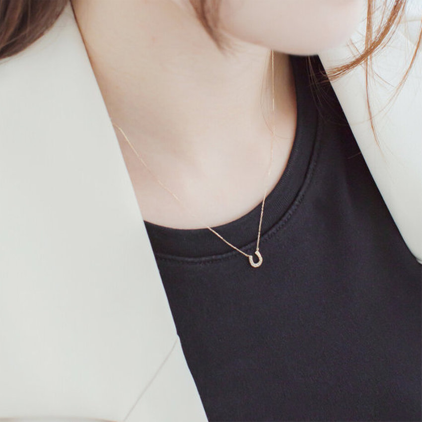 40代女性にネックレスをプレゼント｜普段使いしやすいアイテムやおすすめの選び方をご紹介