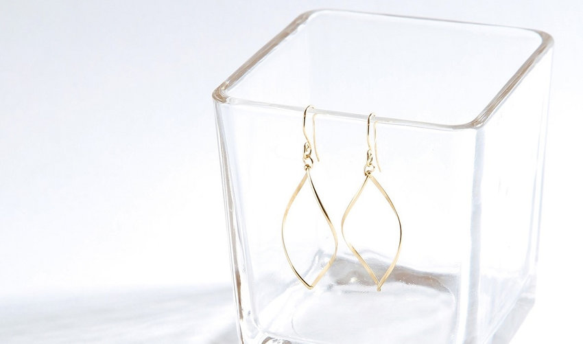 お出かけコーデに | コーデが華やぐ大ぶりイヤージュエリー