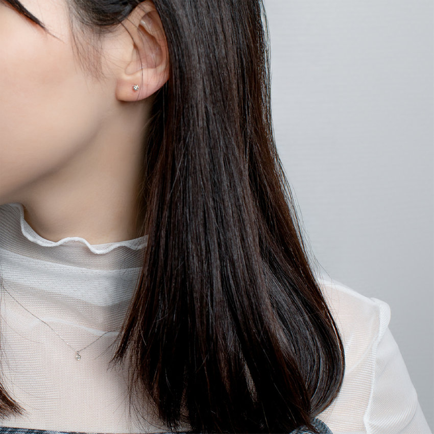 オフィスカジュアルにピアスはOK？！アクセサリーのマナーやおすすめアイテム